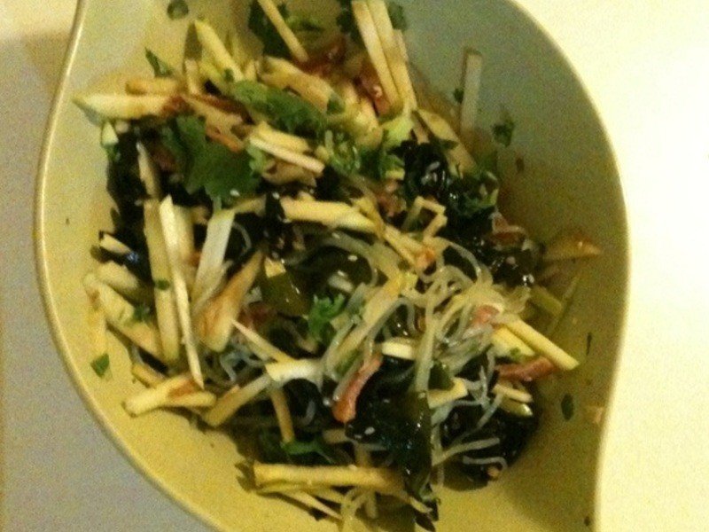 Bean sprout salad and edible seaweed